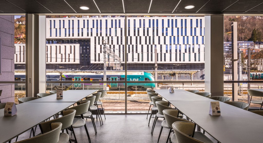 Kantine med utsikt mot tog og Bergen Sentralbanestasjon