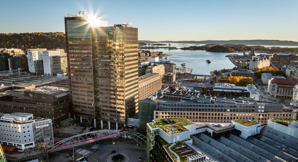Dronebilde fasade og Oslofjorden