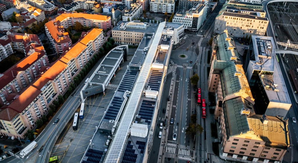 På taket til Galleri Oslo er det mer enn 800 solcelle paneler