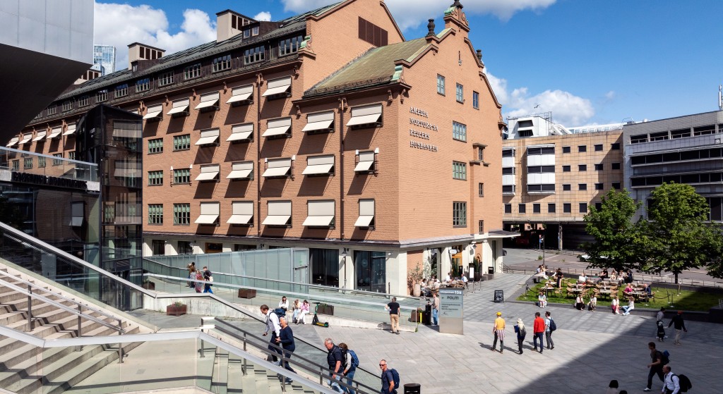 Tollgaarden befinner seg i krysningspunktet der Oslo møtes. Her ligger gangbroa mellom Grønland og Barcode, med sporene til Oslo S under. Foto: Magent.no