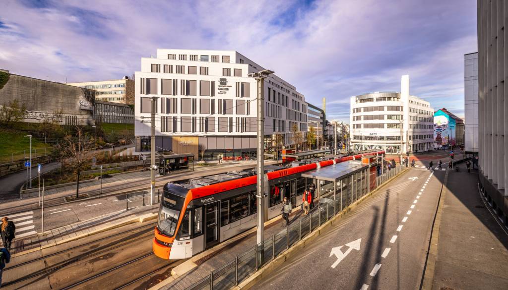 Eksteriørbilde med bybanen