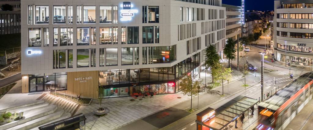 Bilde av Nygaarden fasade kveld med Bybanen